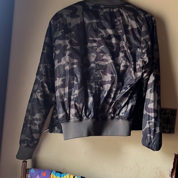 Navy sweater with pink silk interior - Picture 3 of 3